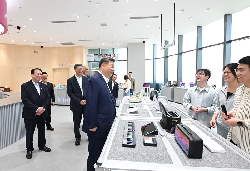 Xi Jinping inspeciona incubadora de grandes modelos em Shanghai, ressaltando as ambi??es de IA da China