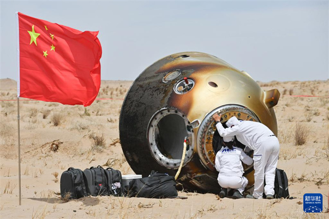 Cápsula de retorno da Shenzhou-19 pousa e astronautas todos est?o s?os