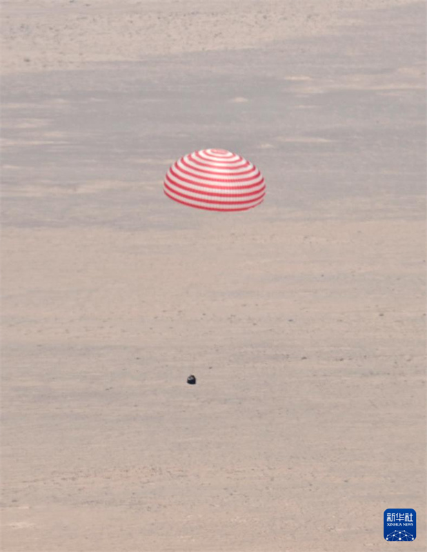 Todos os astronautas da Shenzhou-19 saem da cápsula de retorno em boas condi??es físicas