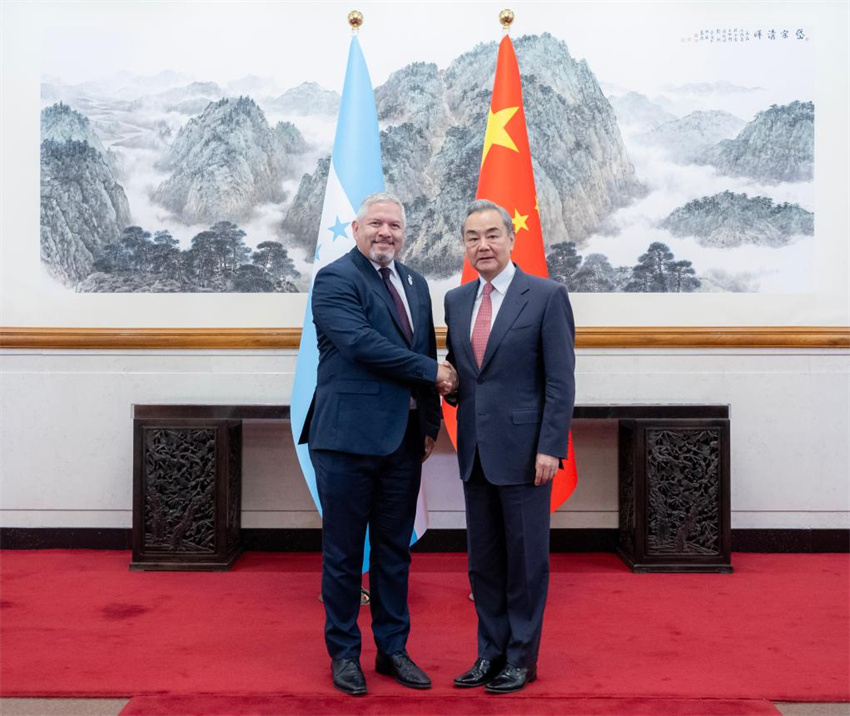 Chanceler chinês reúne-se com homólogos de países da América Latina e do Caribe