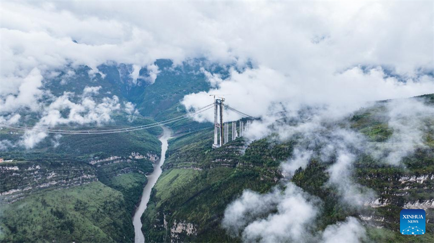 Grande Ponte de Tianmen em constru??o em Guizhou, na China