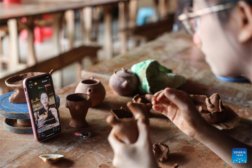 Vila de Heitu, no sul da China, cria cooperativa para promover a ceramica do grupo étnico Li