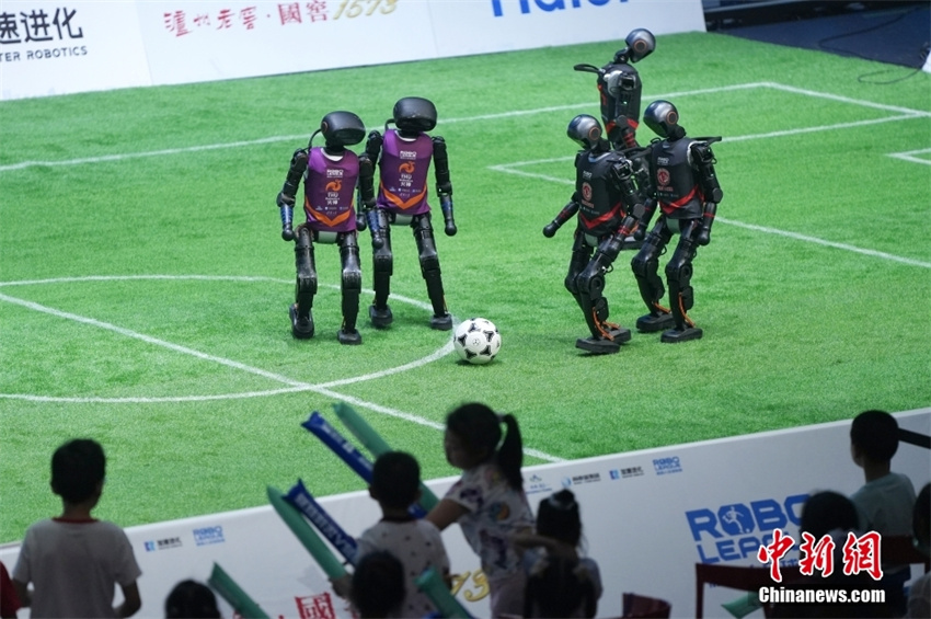 Equipe Vulcan da Universidade de Tsinghua vence primeira partida nacional de futebol de rob?s com IA 3x3