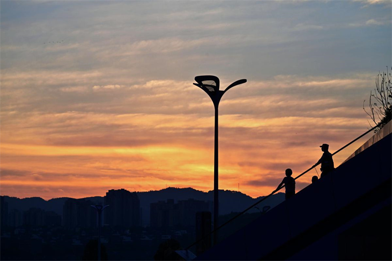 Esta??o Ferroviária de Chongqing inaugura mirante panoramico
