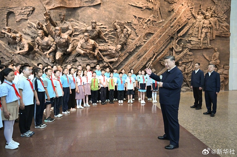 Xi Jinping presta homenagem a mártires da guerra de resistência contra agress?o japonesa