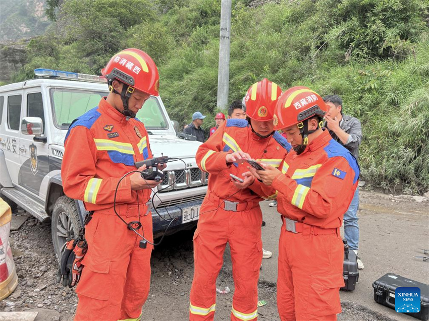 Esfor?os de resgate em andamento após deslizamento de terra em porto na fronteira entre China e Nepal
