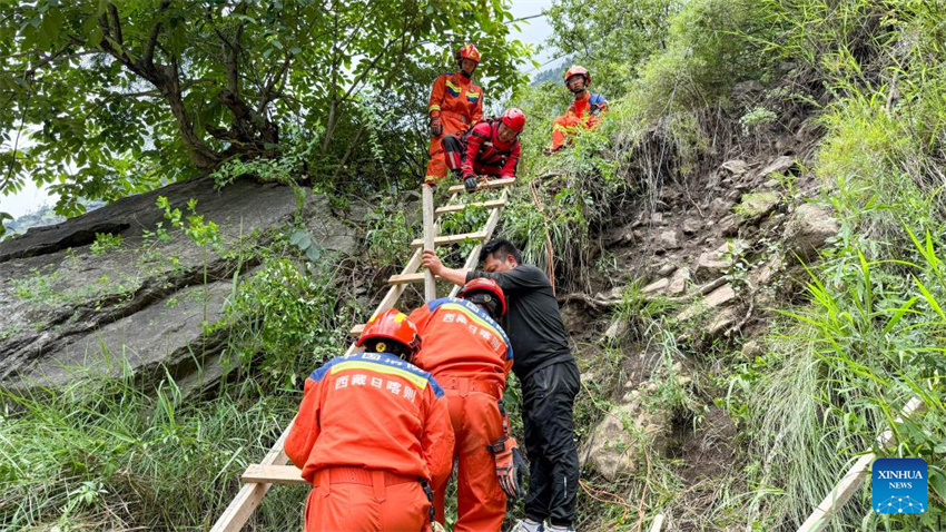 Esfor?os de resgate em andamento após deslizamento de terra em porto na fronteira entre China e Nepal