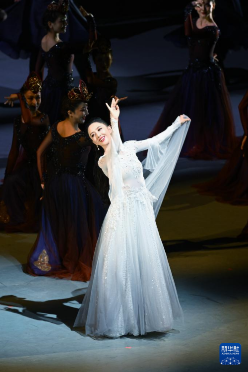 Festival internacional de dan?a come?a em Xinjiang, na China, com 52 apresenta??es