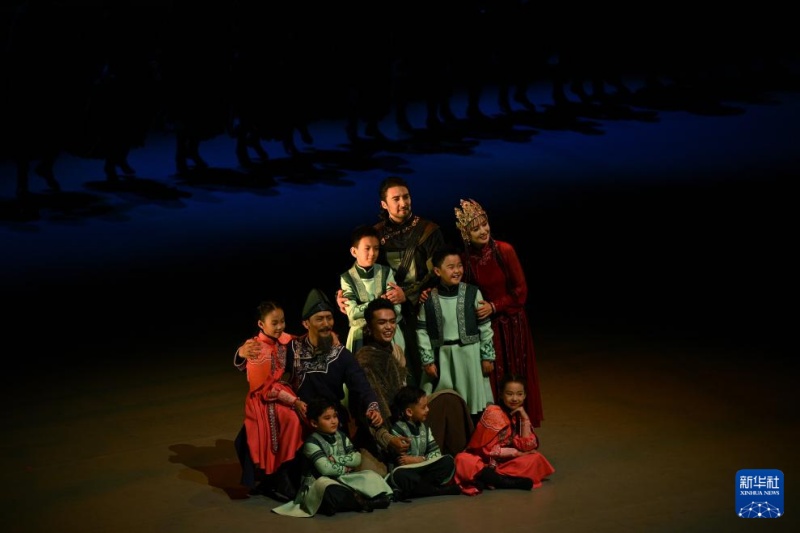 Festival internacional de dan?a come?a em Xinjiang, na China, com 52 apresenta??es