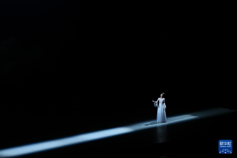 Festival internacional de dan?a come?a em Xinjiang, na China, com 52 apresenta??es