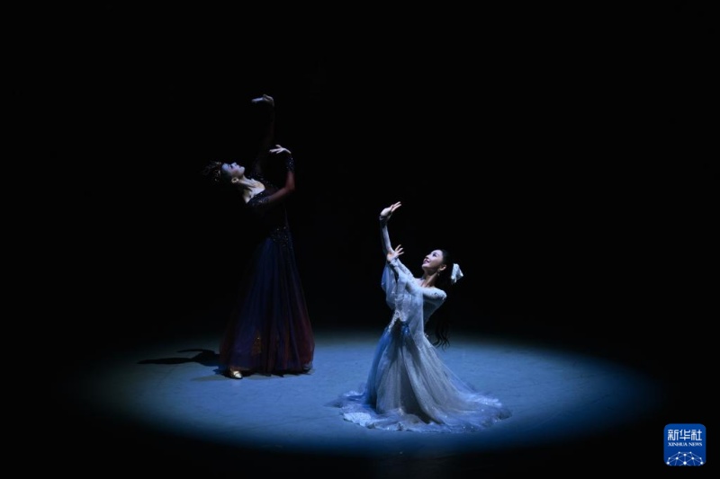 Festival internacional de dan?a come?a em Xinjiang, na China, com 52 apresenta??es