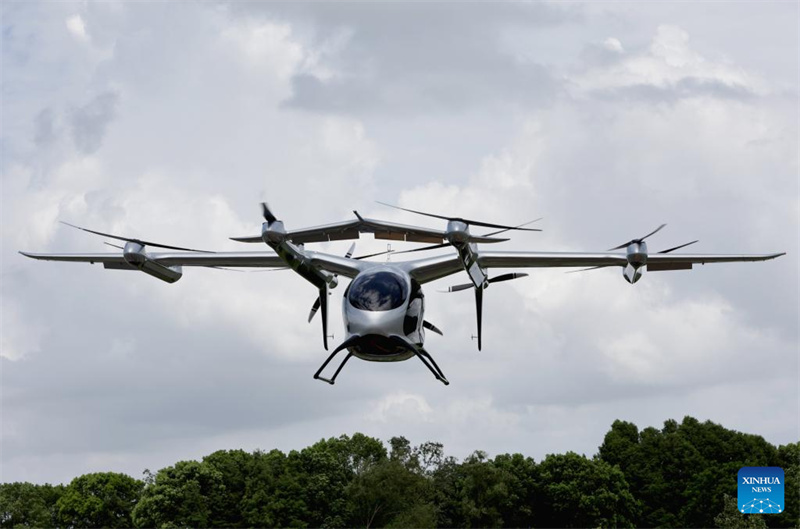 O V2000CG CarryAll, uma aeronave elétrica de decolagem e pouso vertical (eVTOL) de classe tonelada, realiza uma demonstra??o de voo em uma base de testes de voo em Kunshan, província de Jiangsu, no leste da China, em 22 de julho de 2025. (Fang Zhe/Xinhua)