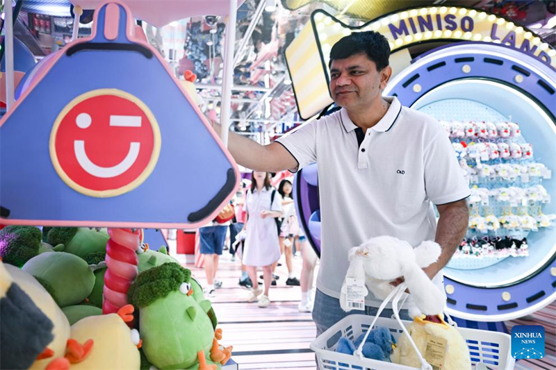 Turistas estrangeiros aderem à febre das compras em Shanghai