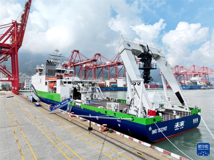 Primeiro navio experimental de tecnologia inteligente verde de águas profundas da China fica ancorado num porto de Jiangsu