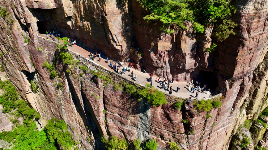 China em movimento: estrada esculpida em penhasco vira símbolo de supera??o e progresso