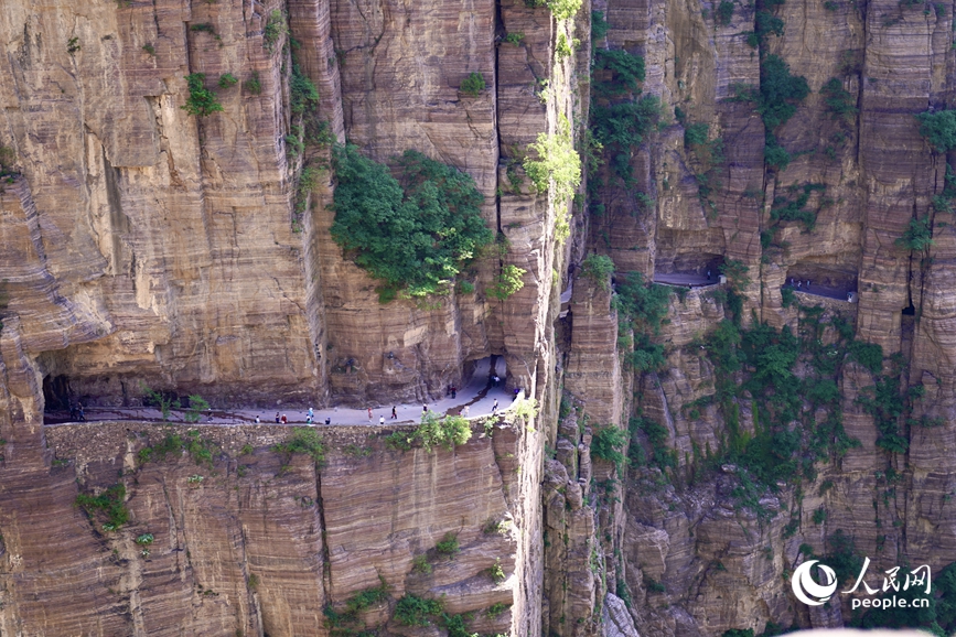 China em movimento: estrada esculpida em penhasco vira símbolo de supera??o e progresso