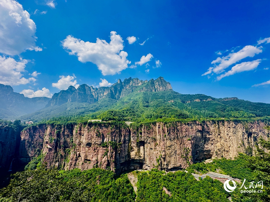 China em movimento: estrada esculpida em penhasco vira símbolo de supera??o e progresso