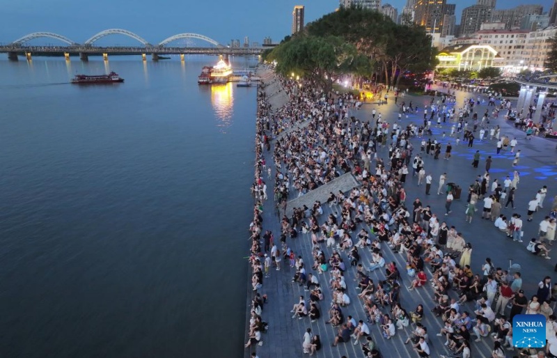 Ver?o fresco em Harbin atrai turistas para férias