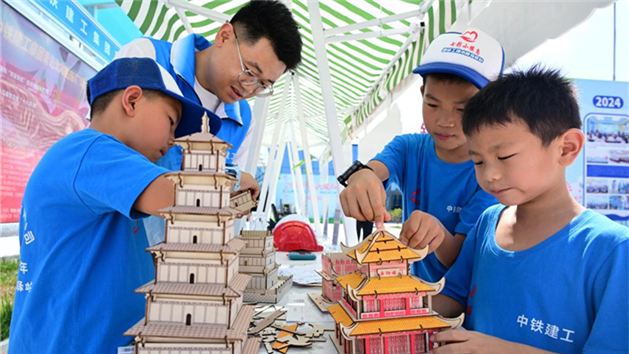 China: crian?as aproveitam férias de ver?o em todo o país