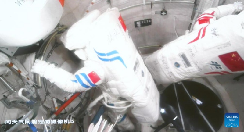 Astronautas da Shenzhou-20 completam terceira série de atividades extraveiculares