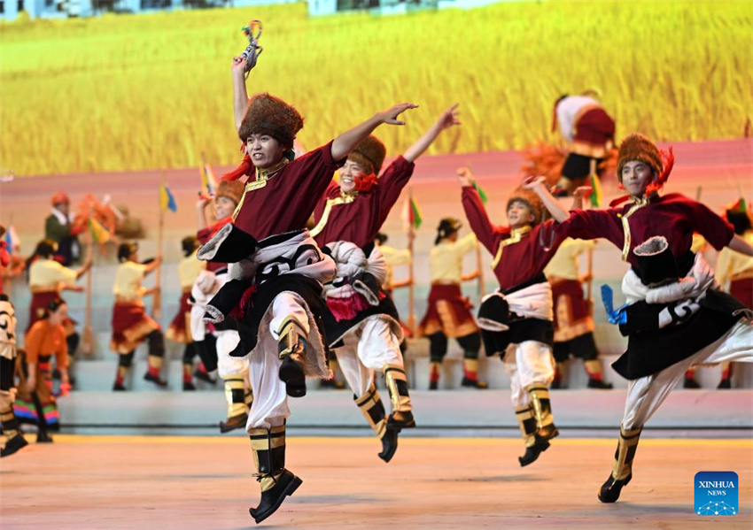 Gala em Lhasa celebra 60o aniversário de funda??o da Regi?o Aut?noma de Xizang