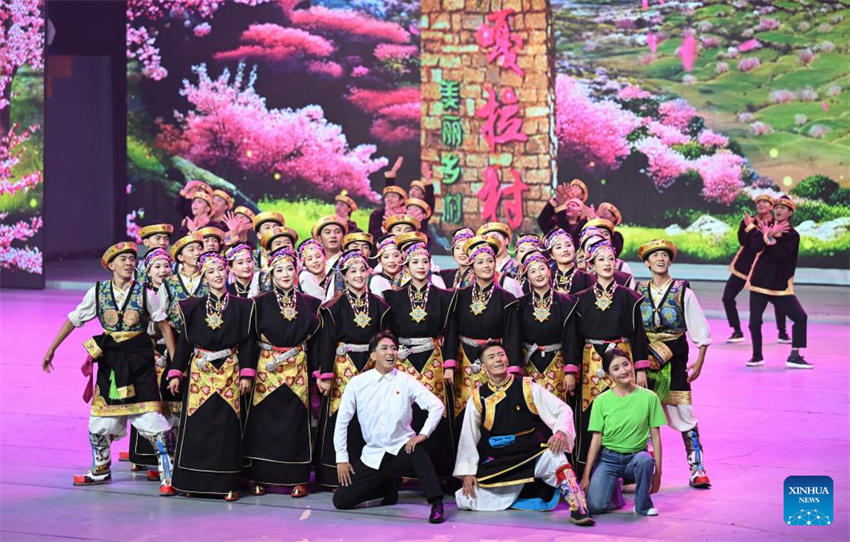 Gala em Lhasa celebra 60o aniversário de funda??o da Regi?o Aut?noma de Xizang