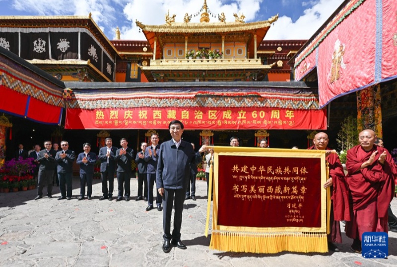 Delega??o central visita funcionários e residentes em Lhasa