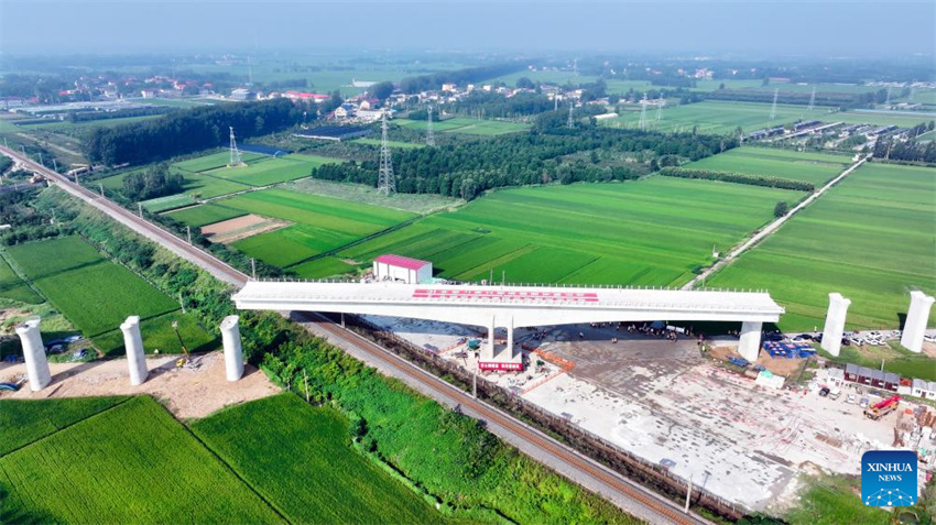Viga em T ajustada na ponte superimportante do Rio Shuhe, no norte da China