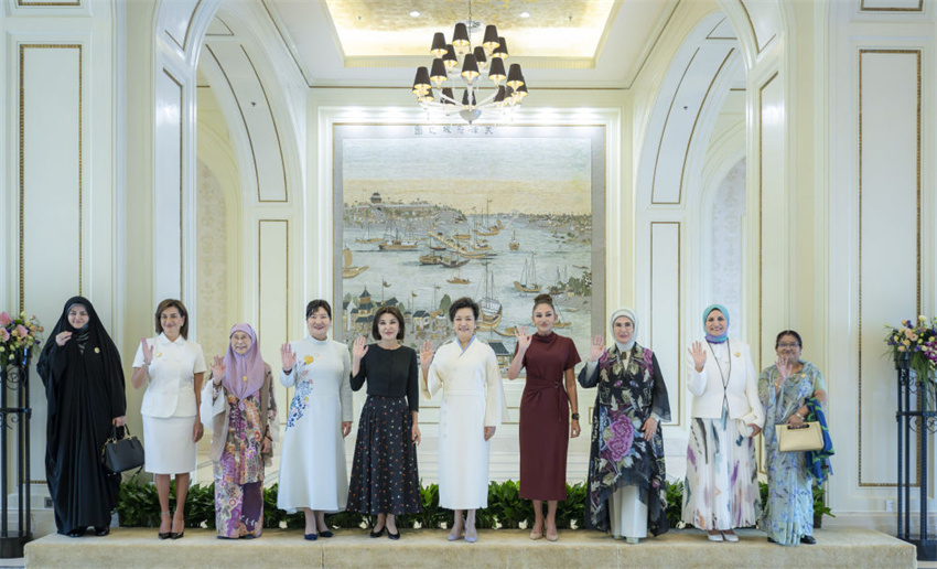 Peng Liyuan e c?njuges de líderes estrangeiros participantes da cúpula da OCS realizam passeio em Tianjin