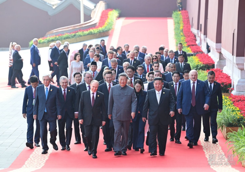 Xi Jinping cumprimenta chefes de delega??es estrangeiras para participar das comemora??es do Dia da Vitória