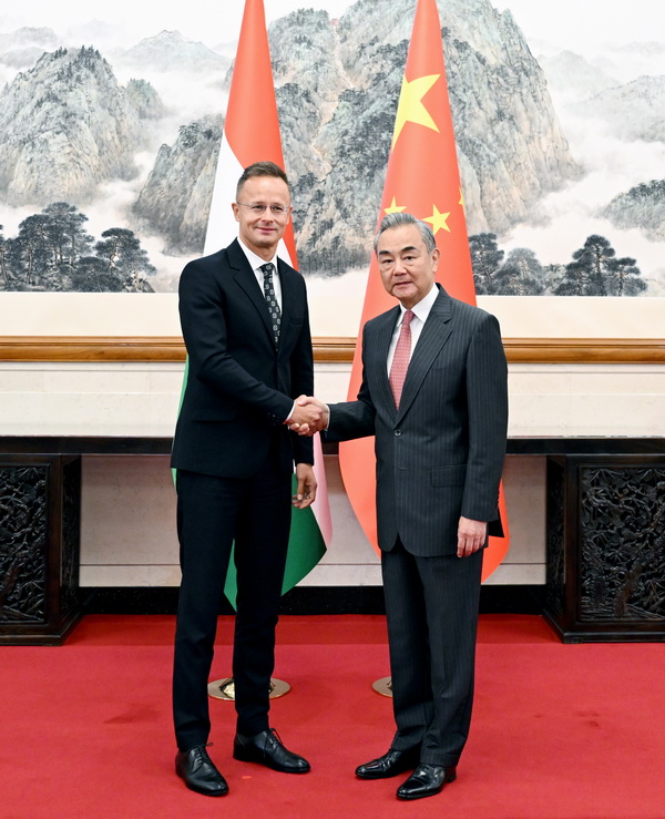 Chanceler chinês reúne-se com seu homólogo húngaro