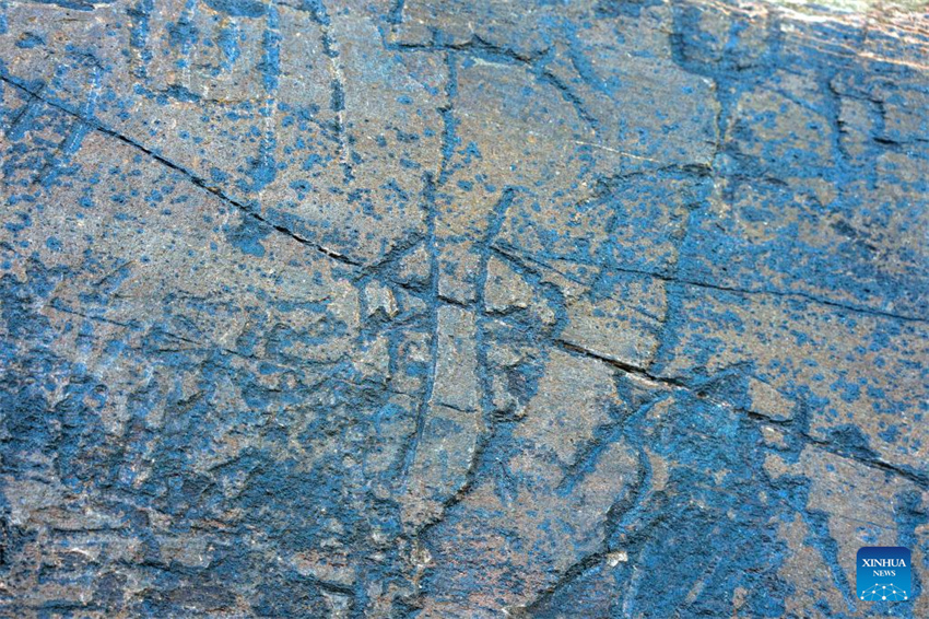 China descobre pedra gravada da dinastia Qin em altitude máxima no Planalto Qinghai-Tibete