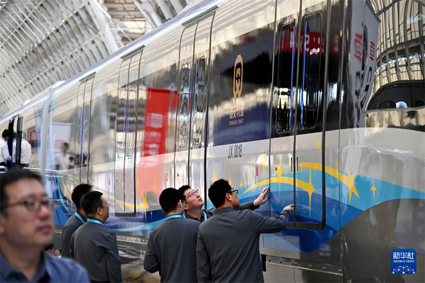 Trem urbano inteligente de padr?o chinês estreou em Qingdao e será utilizado na Linha Expressa Beijing-Xiong'an