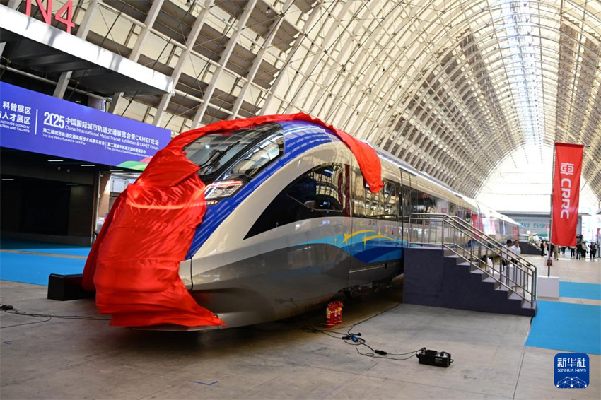 Trem urbano inteligente de padr?o chinês estreou em Qingdao e será utilizado na Linha Expressa Beijing-Xiong'an