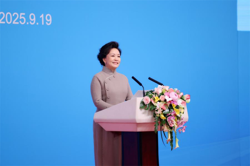 Peng Liyuan participa da cerim?nia de premia??o da UNESCO para educa??o de meninas e mulheres
