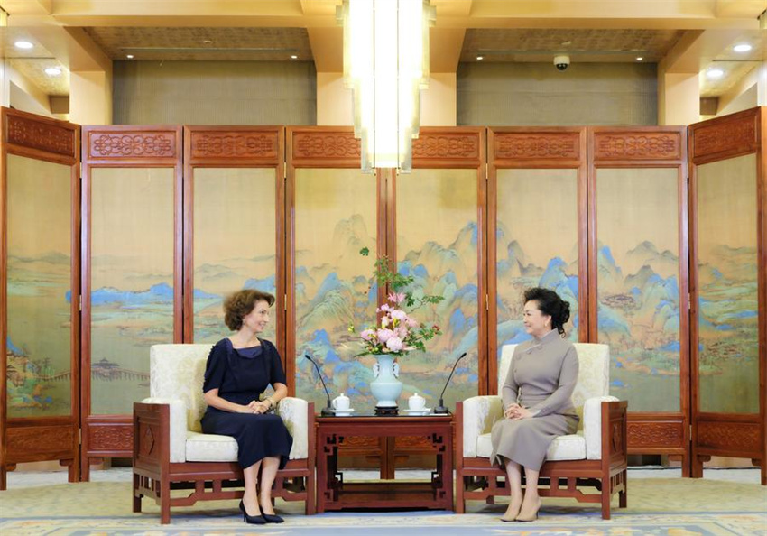 Peng Liyuan participa da cerim?nia de premia??o da UNESCO para educa??o de meninas e mulheres