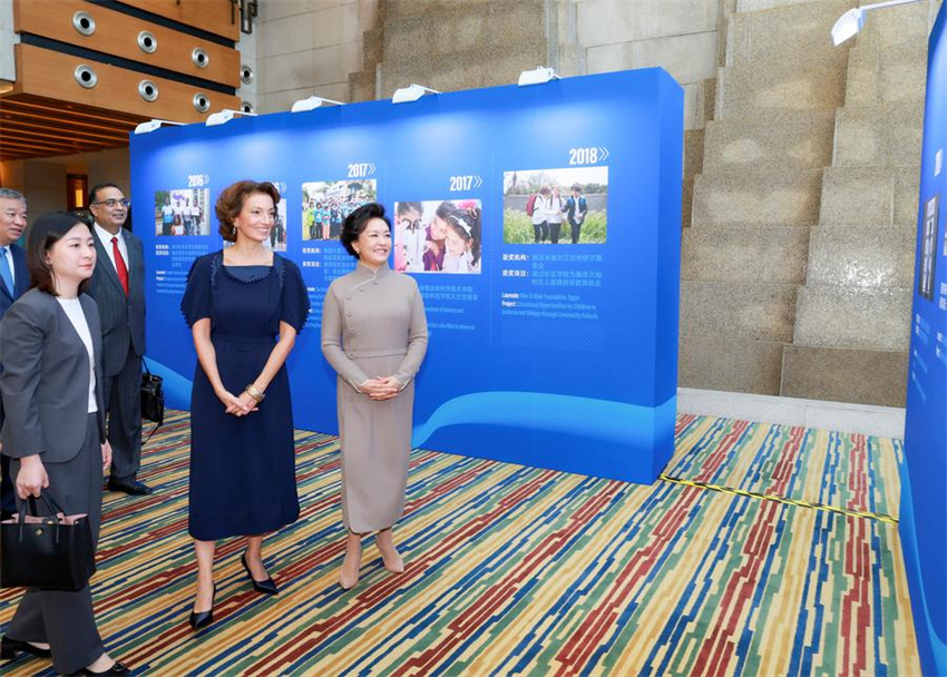 Peng Liyuan participa da cerim?nia de premia??o da UNESCO para educa??o de meninas e mulheres