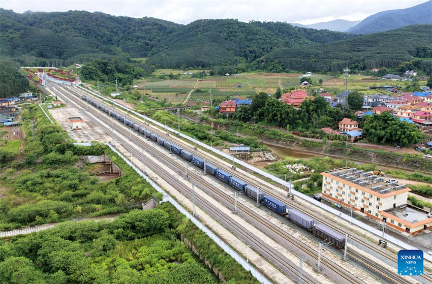 Ferrovia China-Laos movimenta mais de 67 milh?es de toneladas de carga