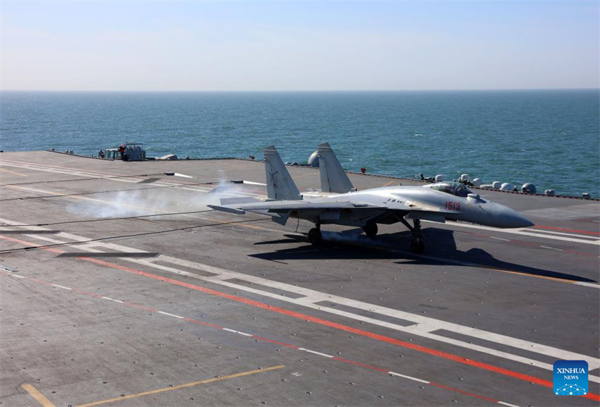 Três tipos de aeronaves completam decolagens assistidas por catapulta eletromagnética e pousos no porta-avi?es chinês Fujian