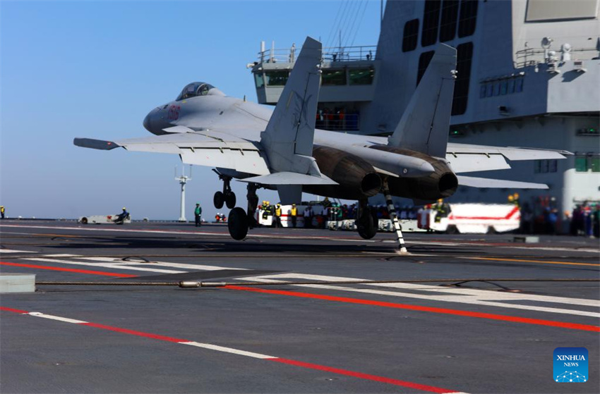 Três tipos de aeronaves completam decolagens assistidas por catapulta eletromagnética e pousos no porta-avi?es chinês Fujian