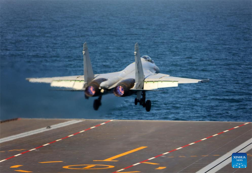 Três tipos de aeronaves completam decolagens assistidas por catapulta eletromagnética e pousos no porta-avi?es chinês Fujian