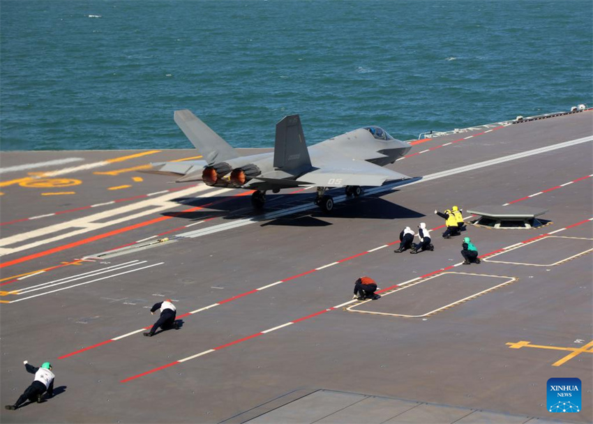 Três tipos de aeronaves completam decolagens assistidas por catapulta eletromagnética e pousos no porta-avi?es chinês Fujian