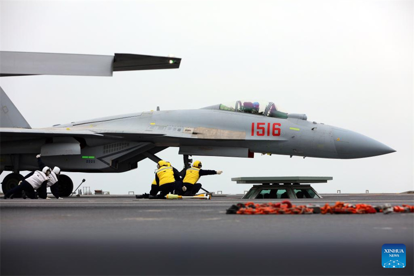 Três tipos de aeronaves completam decolagens assistidas por catapulta eletromagnética e pousos no porta-avi?es chinês Fujian