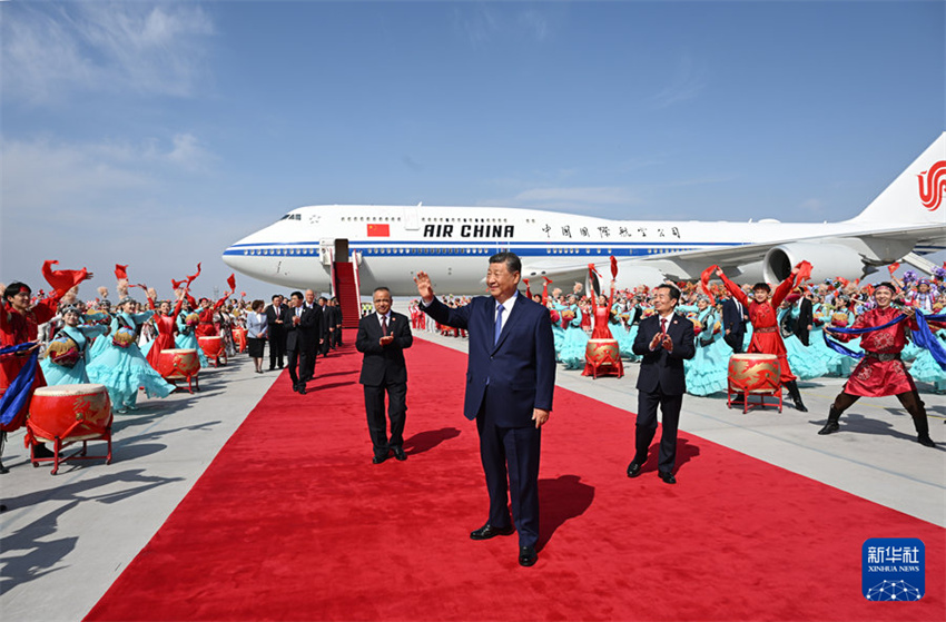 Xi Jinping lidera delega??o central a Urumqi para 70o aniversário da Regi?o Aut?noma Uigur de Xinjiang