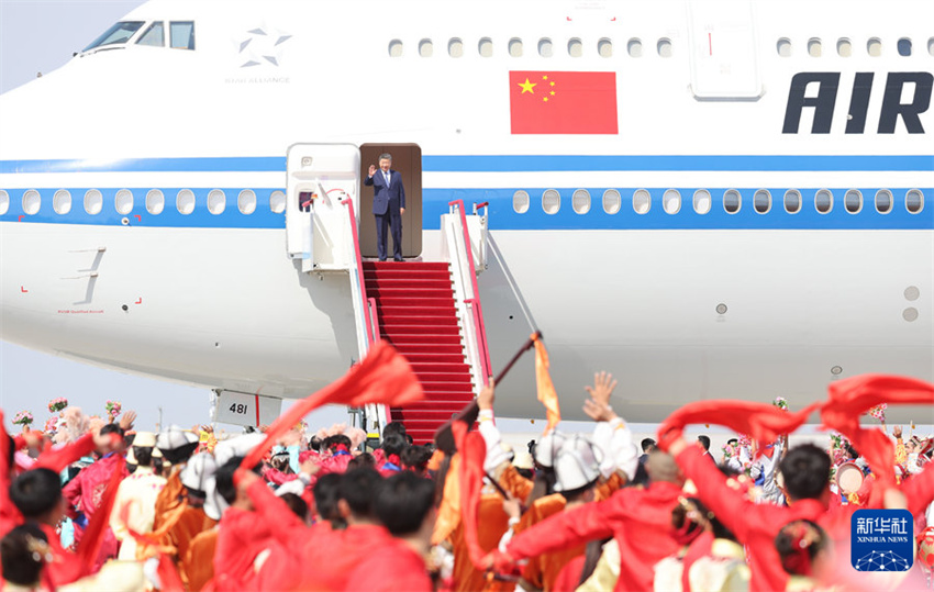 Xi Jinping lidera delega??o central a Urumqi para 70o aniversário da Regi?o Aut?noma Uigur de Xinjiang