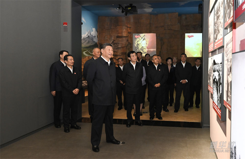 Xi Jinping visita exposi??o que marca 70o aniversário de funda??o da Regi?o Aut?noma Uigur de Xinjiang