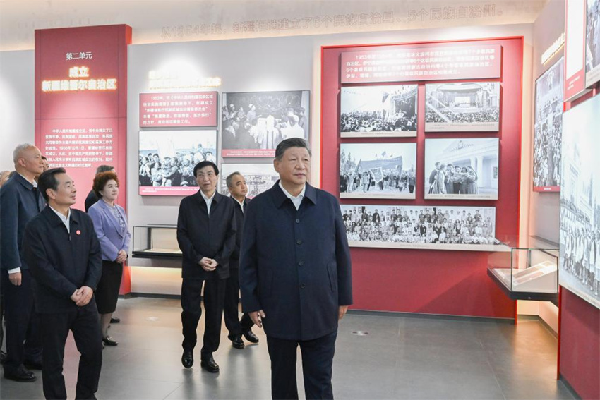 Xi Jinping visita exposi??o que marca 70o aniversário de funda??o da Regi?o Aut?noma Uigur de Xinjiang