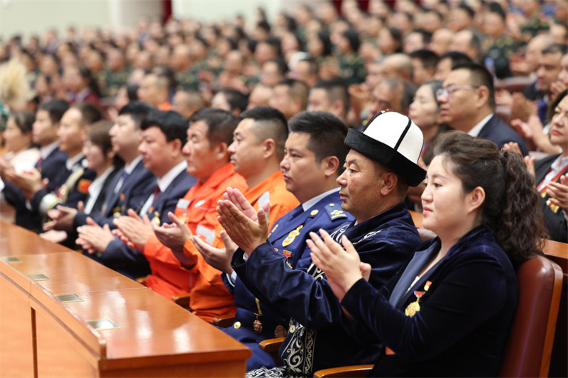 Xi Jinping participa de grande reuni?o em comemora??o do 70o aniversário da funda??o da Regi?o Aut?noma Uigur de Xinjiang