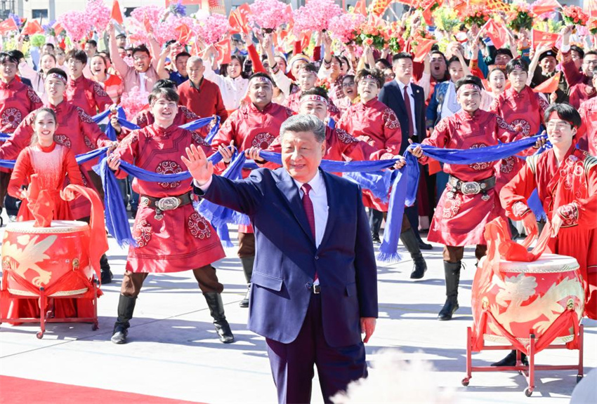 Xi Jinping parte para Beijing após participar das celebra??es do 70o aniversário da funda??o da Regi?o Aut?noma Uigur de Xinjiang