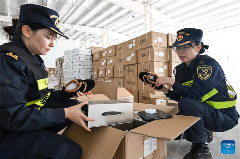 Xinjiang avan?a como porta de entrada para a abertura da China